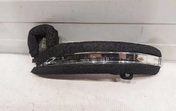 Chrysler Pacifica Mirror indicator light 68318297AA