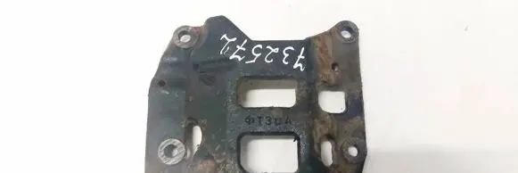 Engine mounting bracket
