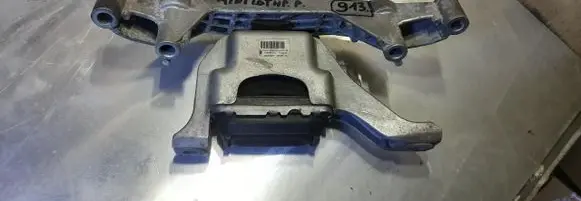 Engine mount vacuum valve