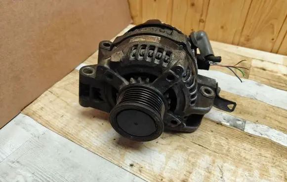 Toyota Auris 150 Generator/alternator 270600R011 1042105140