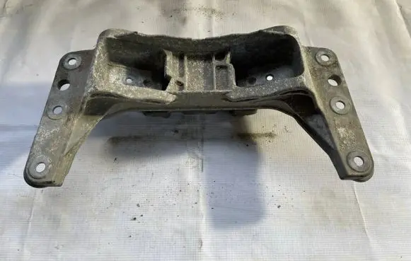 BMW 6 E63 E64 Gearbox mounting bracket 6764617