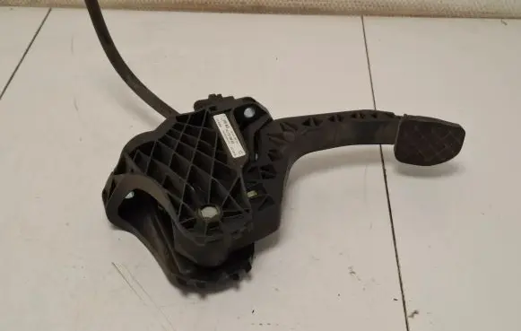 Volkswagen Golf V Clutch pedal 1K1721059AG