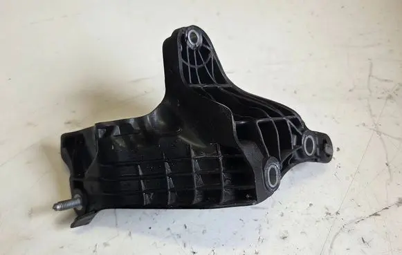 Engine mounting bracket
