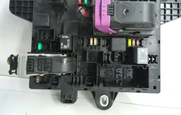 Opel Astra J Relay mounting block 13302300QP