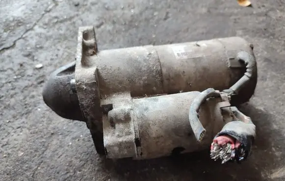 Opel Zafira B Starter motor M001T30071
