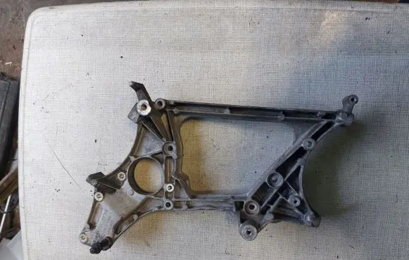 Mercedes-Benz E W212 Generator/alternator bracket A6512011109