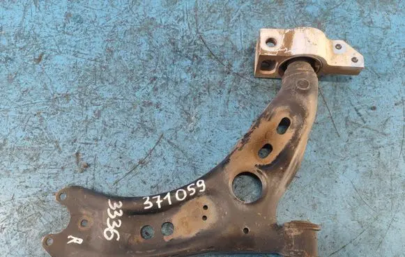 Volkswagen Tiguan Front lower control arm/wishbone 5N0407152