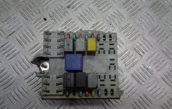 Fiat Punto (188) Fuse box cover 46835425