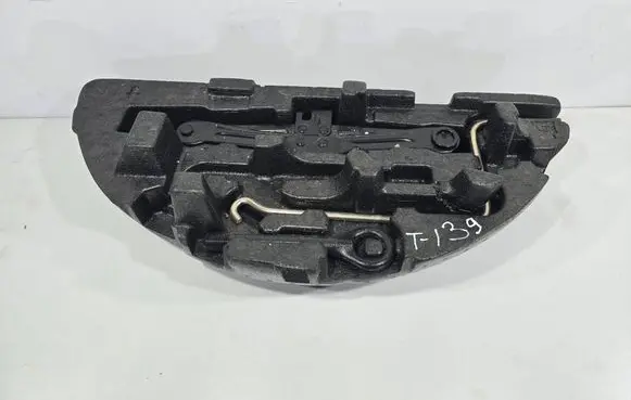 Toyota Prius+ (ZVW40) Spare wheel section trim 6477747070
