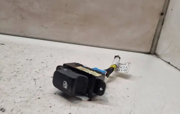 KIA Carens II Electric window control switch 935801D000 08243