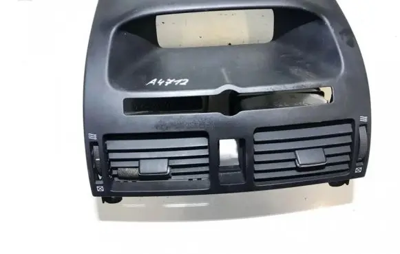 Toyota Avensis T250 Dash center air vent grill