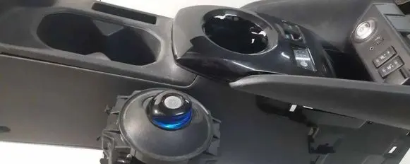 Nissan Leaf II (ZE1) Center console