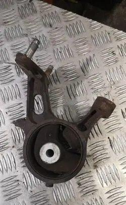Toyota Avensis T270 Engine mount bracket