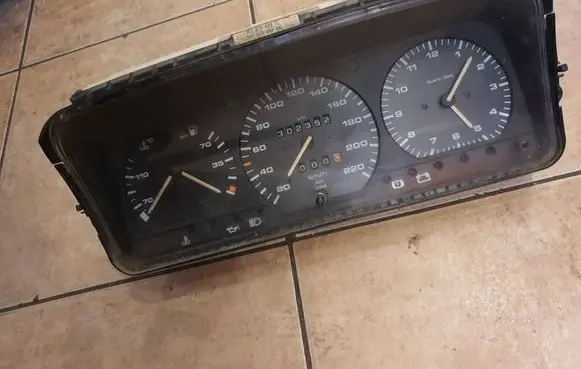 Volkswagen PASSAT B3 Speedometer (instrument cluster) 357919059ab 357919033EL