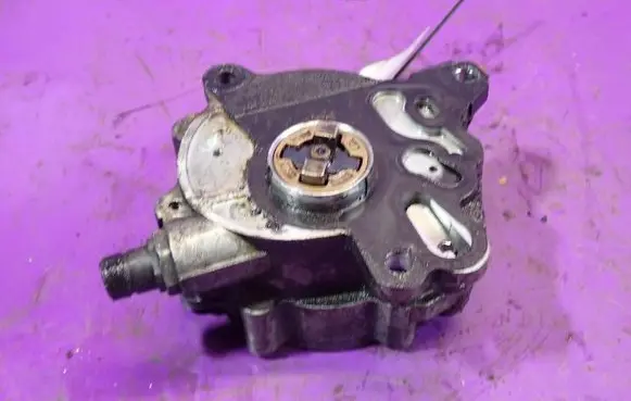 Volkswagen PASSAT B6 Vacuum pump 