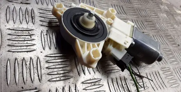 Mercedes-Benz E W212 Front door window regulator motor 0130822637