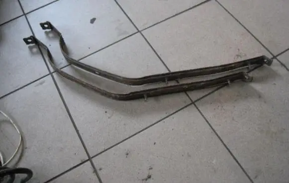 Volkswagen Golf IV Fuel tank mounting bracket 