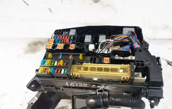 Toyota Avensis T270 Fuse box set 8211105Q20 82111-05Q20