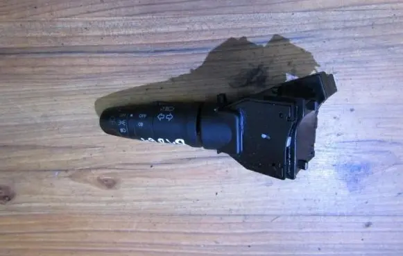 Nissan Primera Indicator stalk 25540av620 1z18