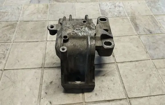 Volkswagen PASSAT B6 Engine mount bracket 1K0199262