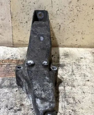Engine mounting bracket