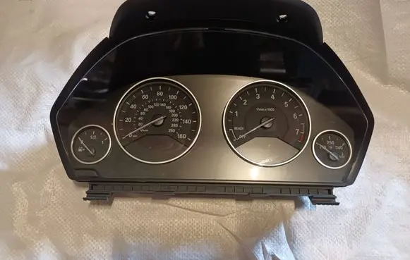 Speedometer (instrument cluster)