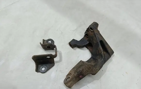 Lexus RX 330 - 350 - 400H Engine mounting bracket 1231520040