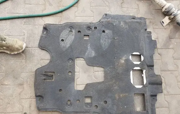 Peugeot 208 Engine splash shield/under tray