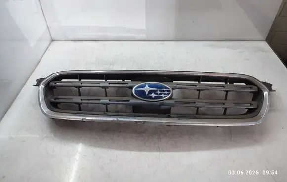 Subaru Outback Front bumper upper radiator grill