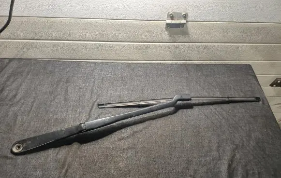 BMW 5 G30 G31 Front wiper blade arm 13272310