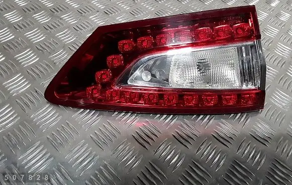 Tailgate rear/tail lights