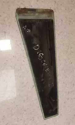 Land Rover Discovery Rear vent window glass 43R00002