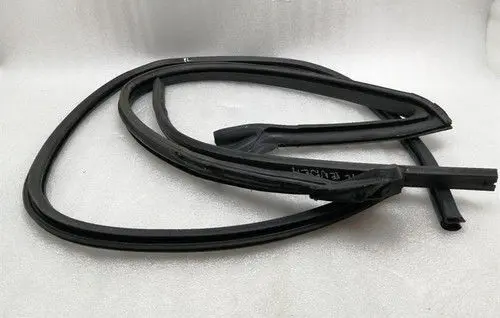 Ford Mustang VI Front door rubber seal FR3Z6320530A