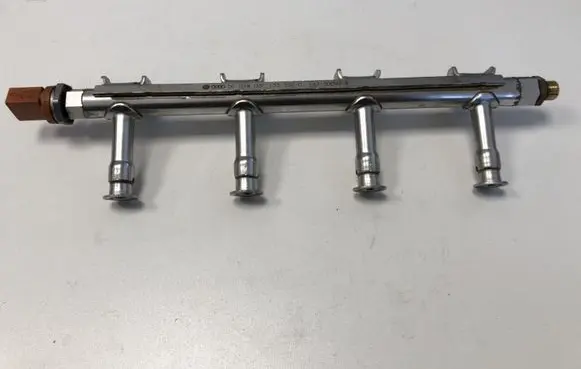 Volkswagen Cross Polo Fuel distributor 03F133320C