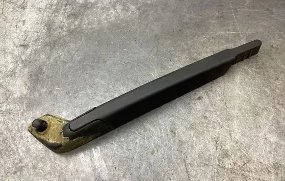 Rear wiper blade arm