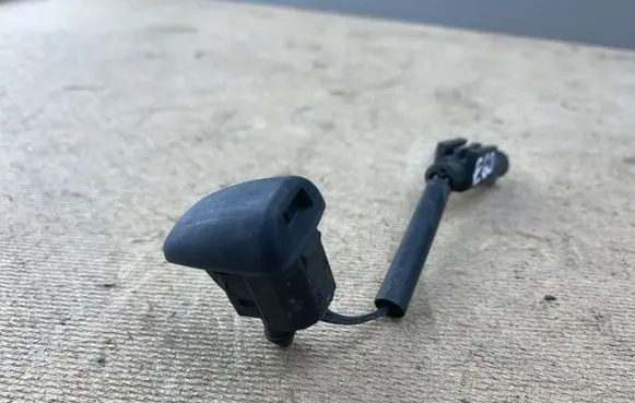 BMW 5 E60 E61 Windshield washer spray nozzle 7046060 7132969 61667046060