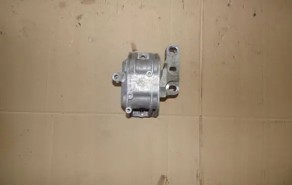 Volkswagen PASSAT B6 Engine mount bracket 1K0199262
