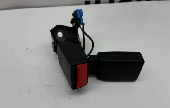 Mercedes-Benz GLA W156 X156 Middle seatbelt buckle (rear) A1768600469