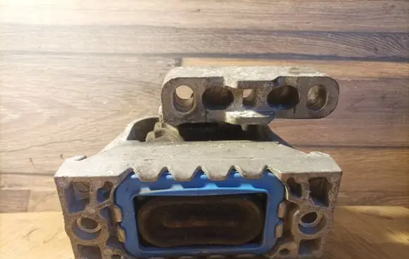 Volkswagen PASSAT B6 Engine mount bracket 1K0199262