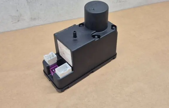 Audi A6 S6 C4 4A Central locking vacuum pump 4A0862257J