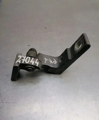 Volkswagen Touareg I Front door upper hinge 7L0831401