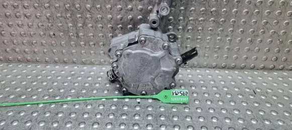 Volkswagen Golf V Vacuum pump S26378567 038145209C