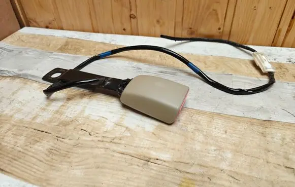 Subaru Outback Front seatbelt buckle E034501