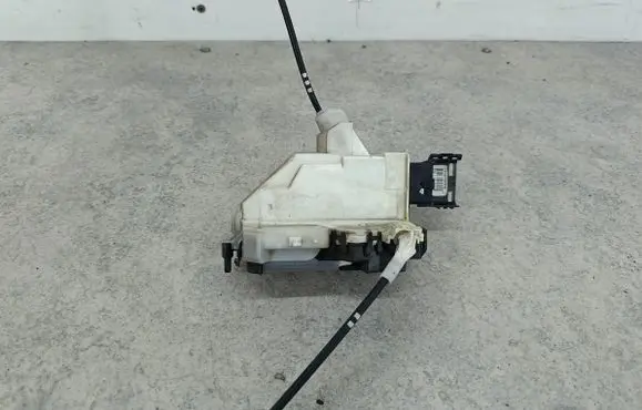 Peugeot 5008 Front door lock 732290