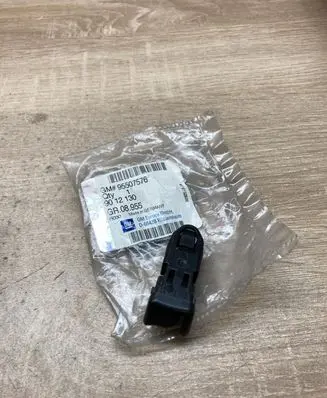 Opel Astra J Front wiper blade arm 95507576