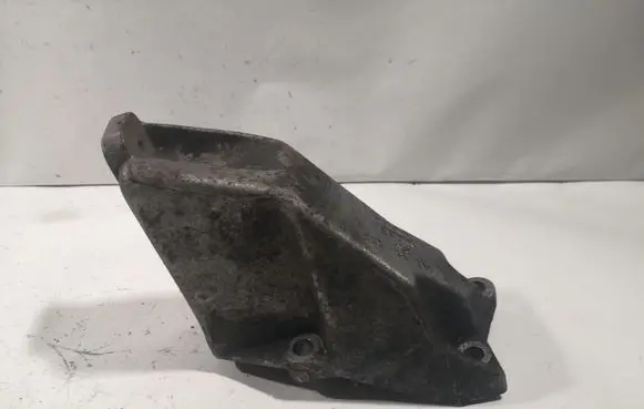 Volkswagen PASSAT B5 Engine mounting bracket 8D0199307L