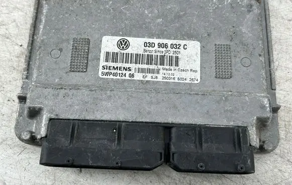 Volkswagen Polo V 6R Engine control unit/module 03D906032C 5WP40124 3PD2501
