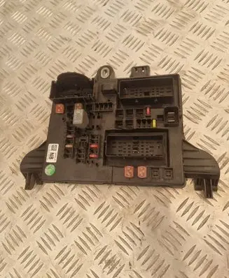 Opel Insignia A Fuse module 13277318
