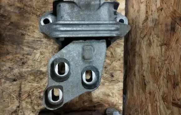 Mercedes-Benz A W176 Engine mounting bracket 326E23F