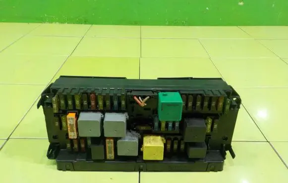 Mercedes-Benz C W204 Fuse box set A2129008007 BEZPIECZNIKOW